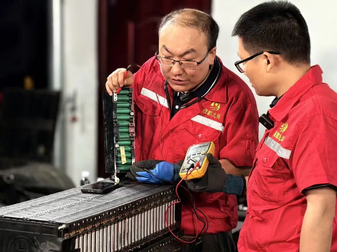 CINEVE | Auto Technicians “Decoding” Batteries — Live Reveals New Energy Vehicle Repair Secrets