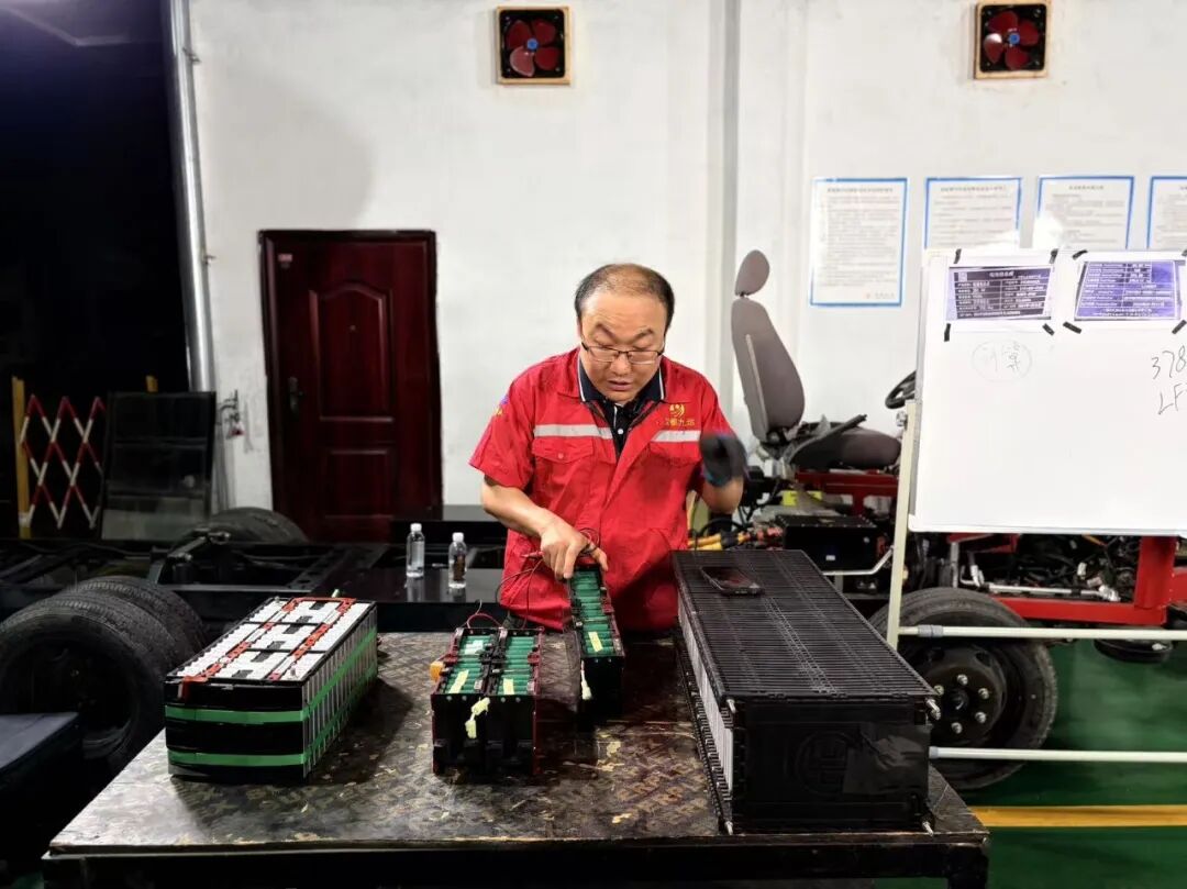 CINEVE | Auto Technicians “Decoding” Batteries — Live Reveals New Energy Vehicle Repair Secrets