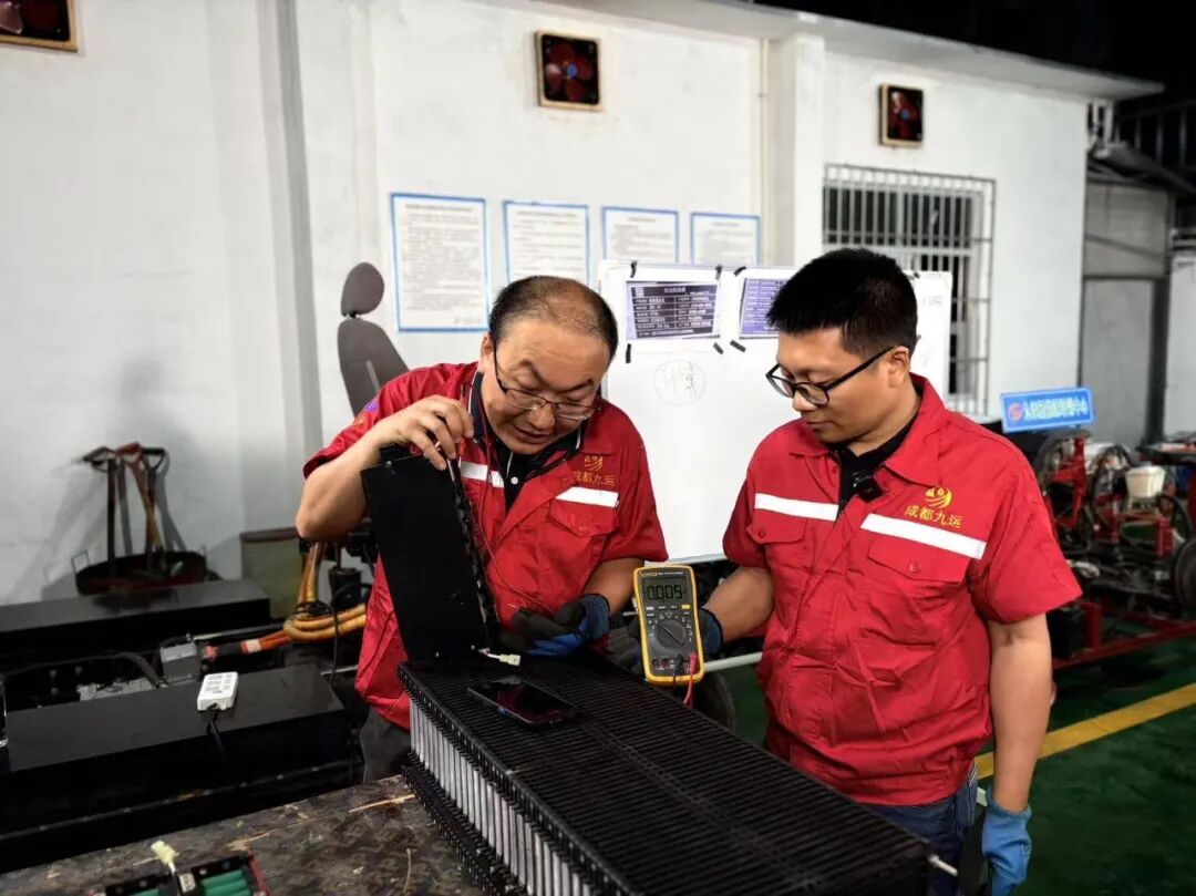 CINEVE | Auto Technicians “Decoding” Batteries — Live Reveals New Energy Vehicle Repair Secrets