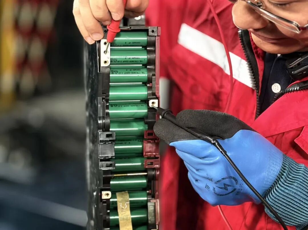CINEVE | Auto Technicians “Decoding” Batteries — Live Reveals New Energy Vehicle Repair Secrets