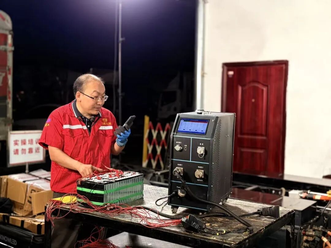 CINEVE | Auto Technicians “Decoding” Batteries — Live Reveals New Energy Vehicle Repair Secrets