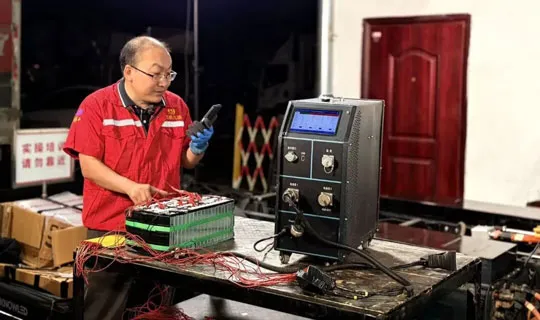 CINEVE | Auto Technicians “Decoding” Batteries — Live Reveals New Energy Vehicle Repair Secrets